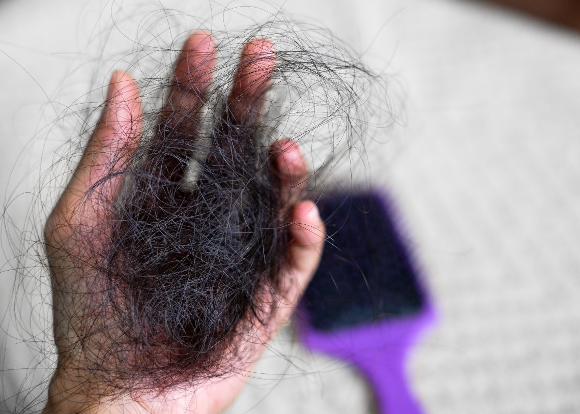 Perte de cheveux chez la femme : quelles solutions ?