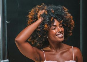 Cheveux texturés : comprendre leurs besoins et adopter la bonne routine