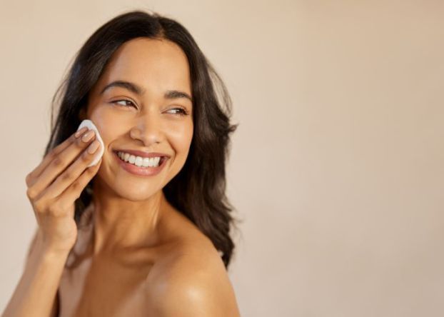 Révélez l'éclat de votre peau : Secrets et conseils pour un démaquillage parfait !